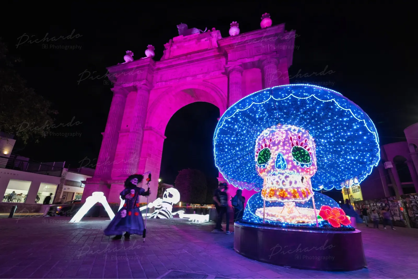 Calavera monumental junto al Arco de la Calzada, en León. Fotografía por PichardoMX.