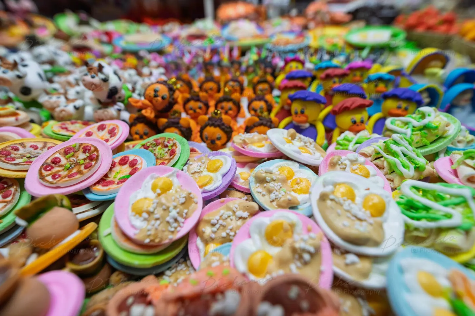 Miniaturas de alfeñique, figuras de azúcar, en la Feria del Alfeñique 2026 de León. Fotografía por PichardoMX.