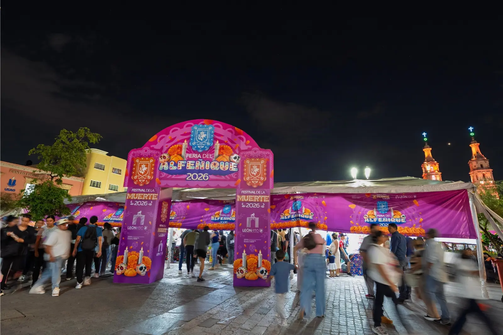Entrada de la Feria del Alfeñique 2026 en la Plaza Fundadores de León, con las torres de la Catedral al fondo. Fotografía por PichardoMX.
