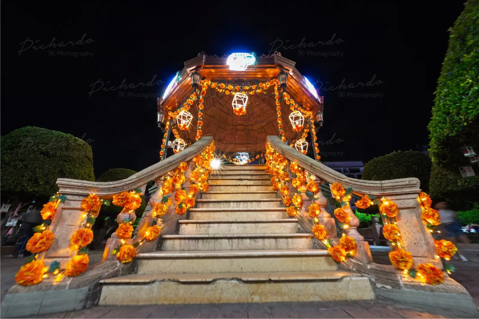 Escalera del kiosco de la Plaza Principal de León decorada con flores de cempasúchil. Fotografía por PichardoMX.