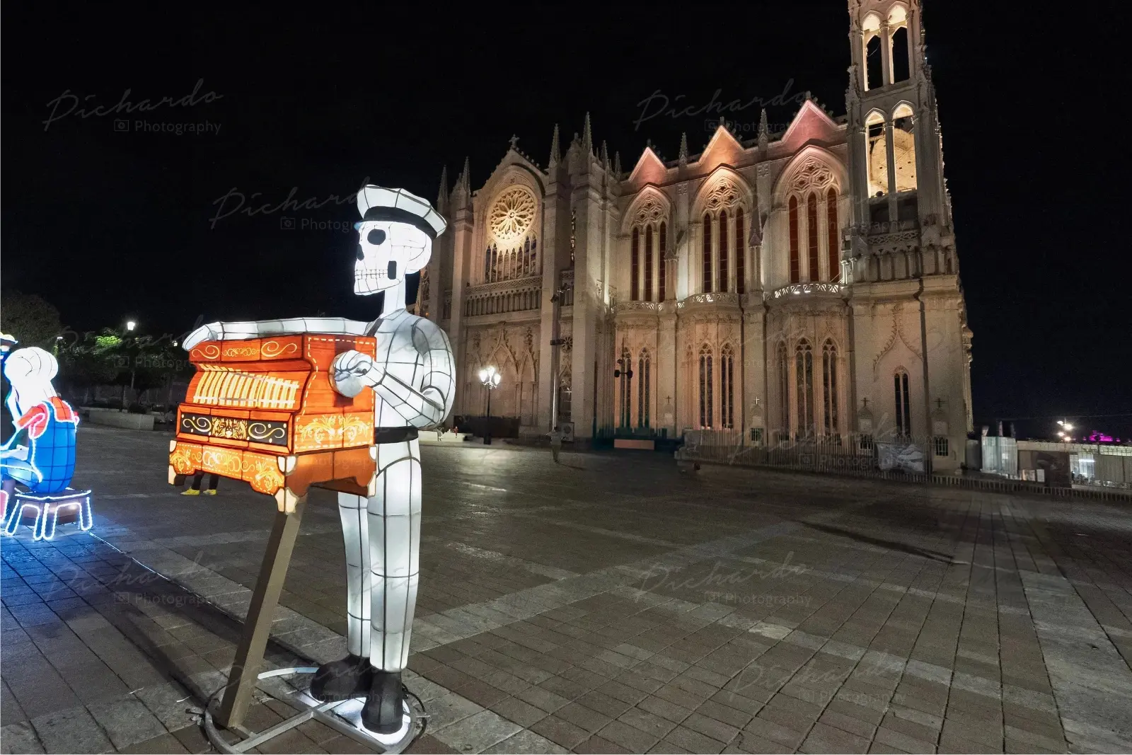 Organillero luminoso frente al Templo Expiatorio de León. Fotografía por PichardoMX.