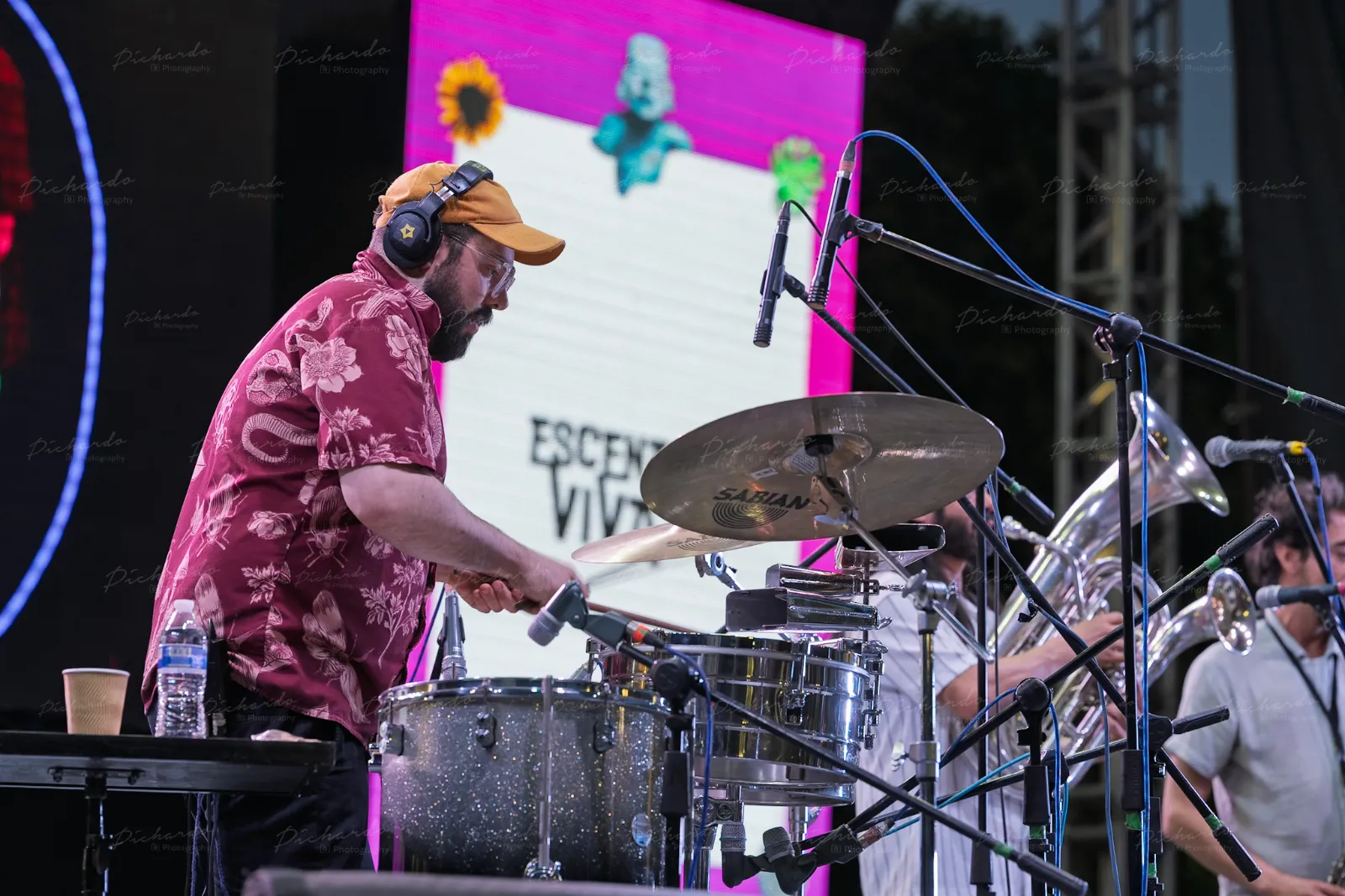 Escena musical en vivo con percusiones y metales en el 29 FIACmx León 2026, Festival Internacional de Arte Contemporáneo