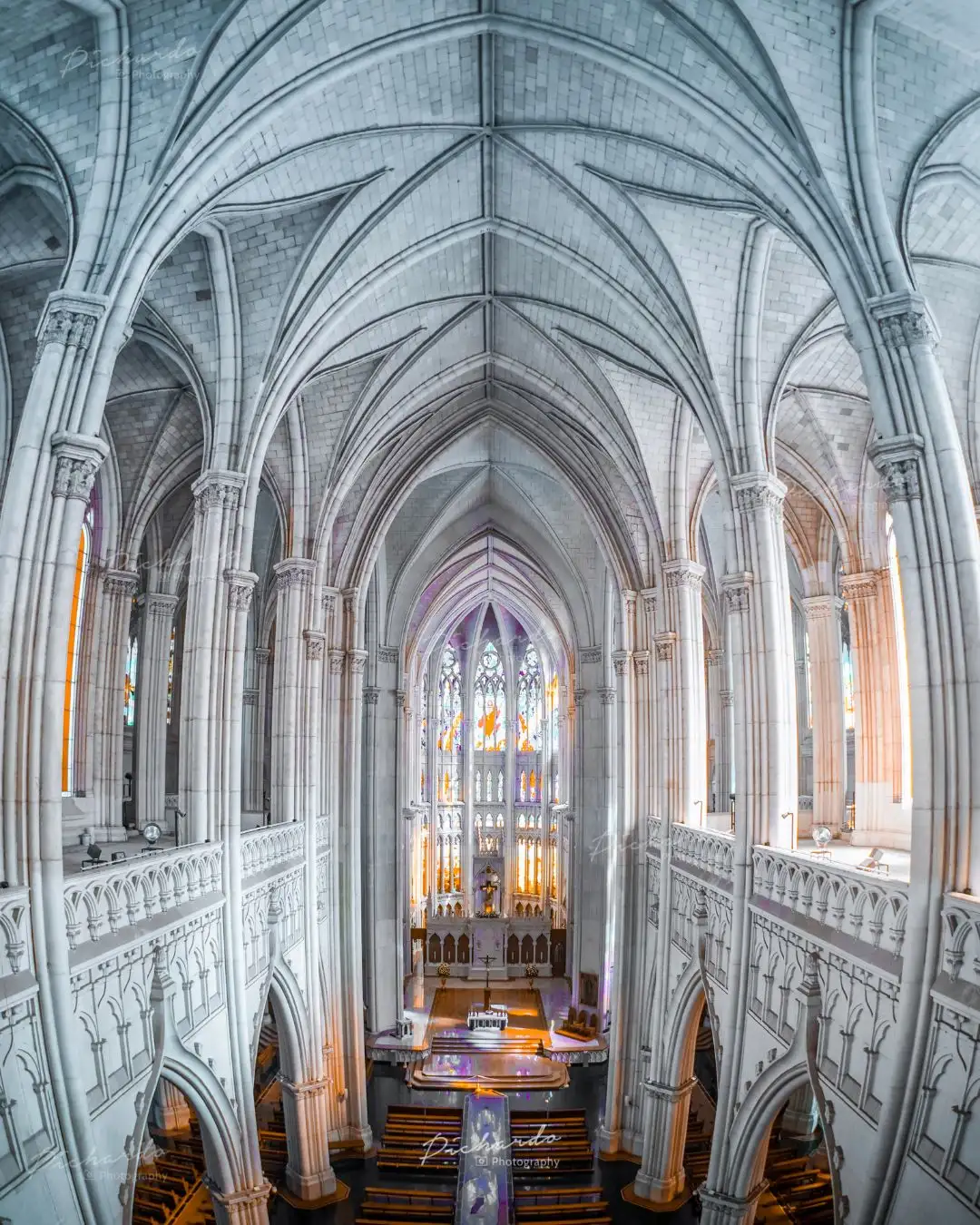 Majestuoso interior del Templo Expiatorio con vitrales de colores en León
