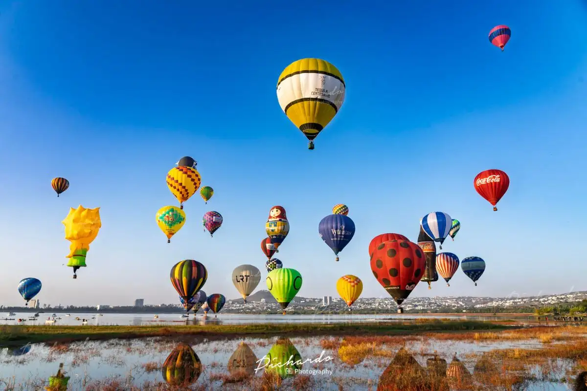 Paisaje del Parque Metropolitano de León con globos aerostáticos del festival