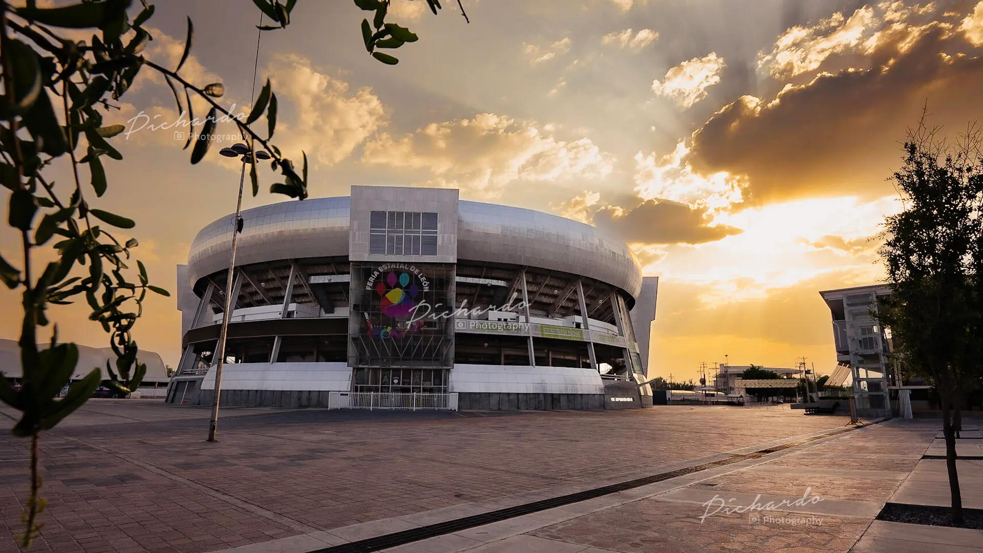 Fachada iluminada del Palenque de León