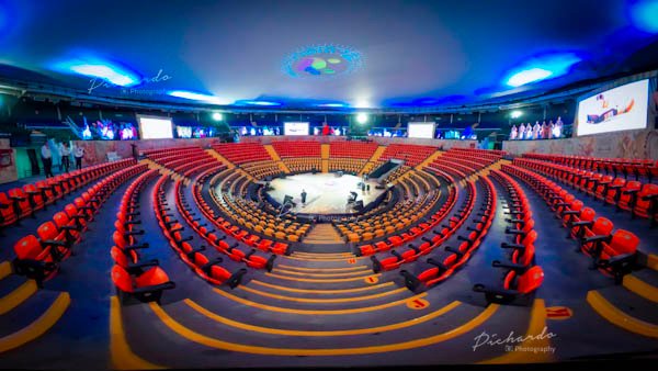 Vista de las butacas y escenario del Palenque de León