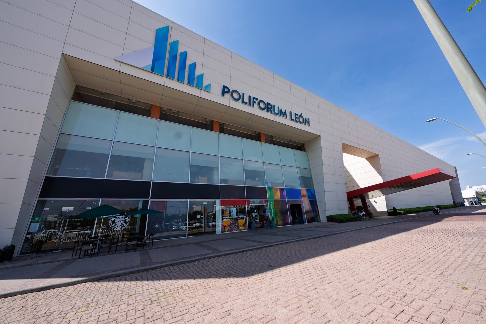 Vista exterior principal de Poliforum León y Distrito MX. Foto por PichardoMX.